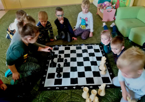Dzieci ćwiczy ruchy na szachownicy
